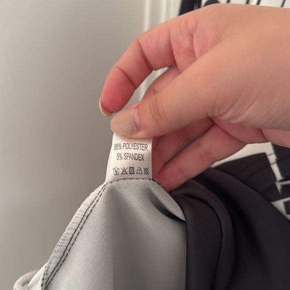 🎉 Host Pick 🎉 NWOT Black and white Marvel hoodie - Picture 4 of 4